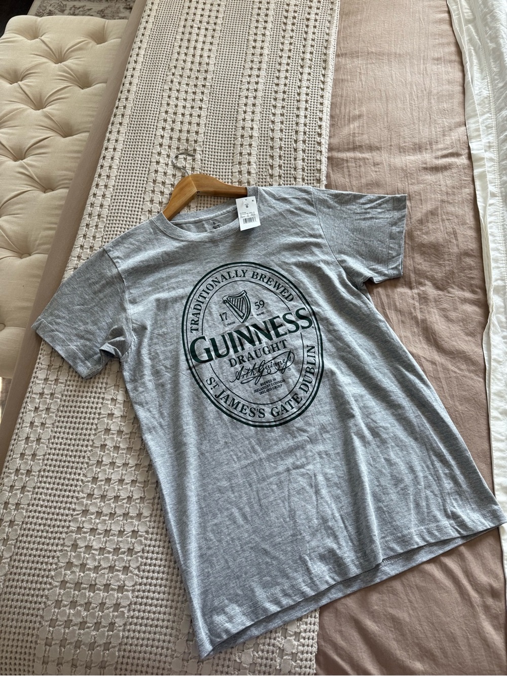 NEW Guinness Light Gray Short Sleeve‎ Logo Tee Size S